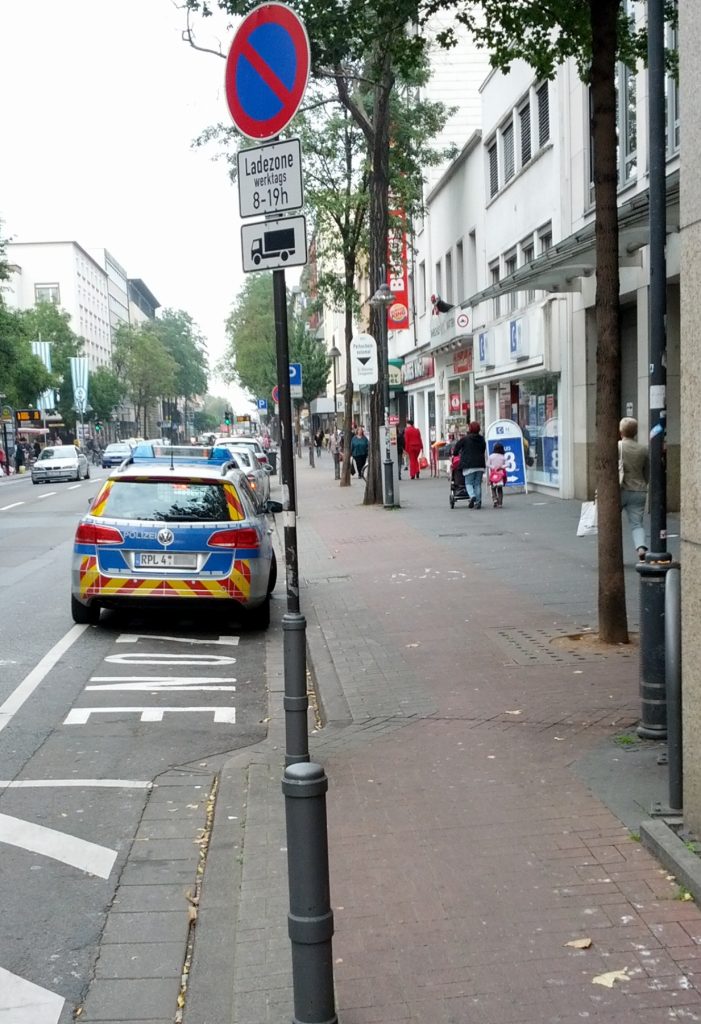 Parkendes Polizeiauto in der Großen Bleiche am 25.9.2013