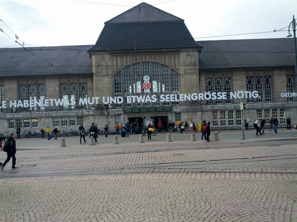 "wir alle haben etwas mut und etwas seelengröße notwendig" - Büchner-Zitat-Installation am Darmstädter Hauptbahnhof