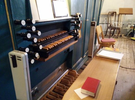Der Spieltisch direkt an der Orgel in Bad König