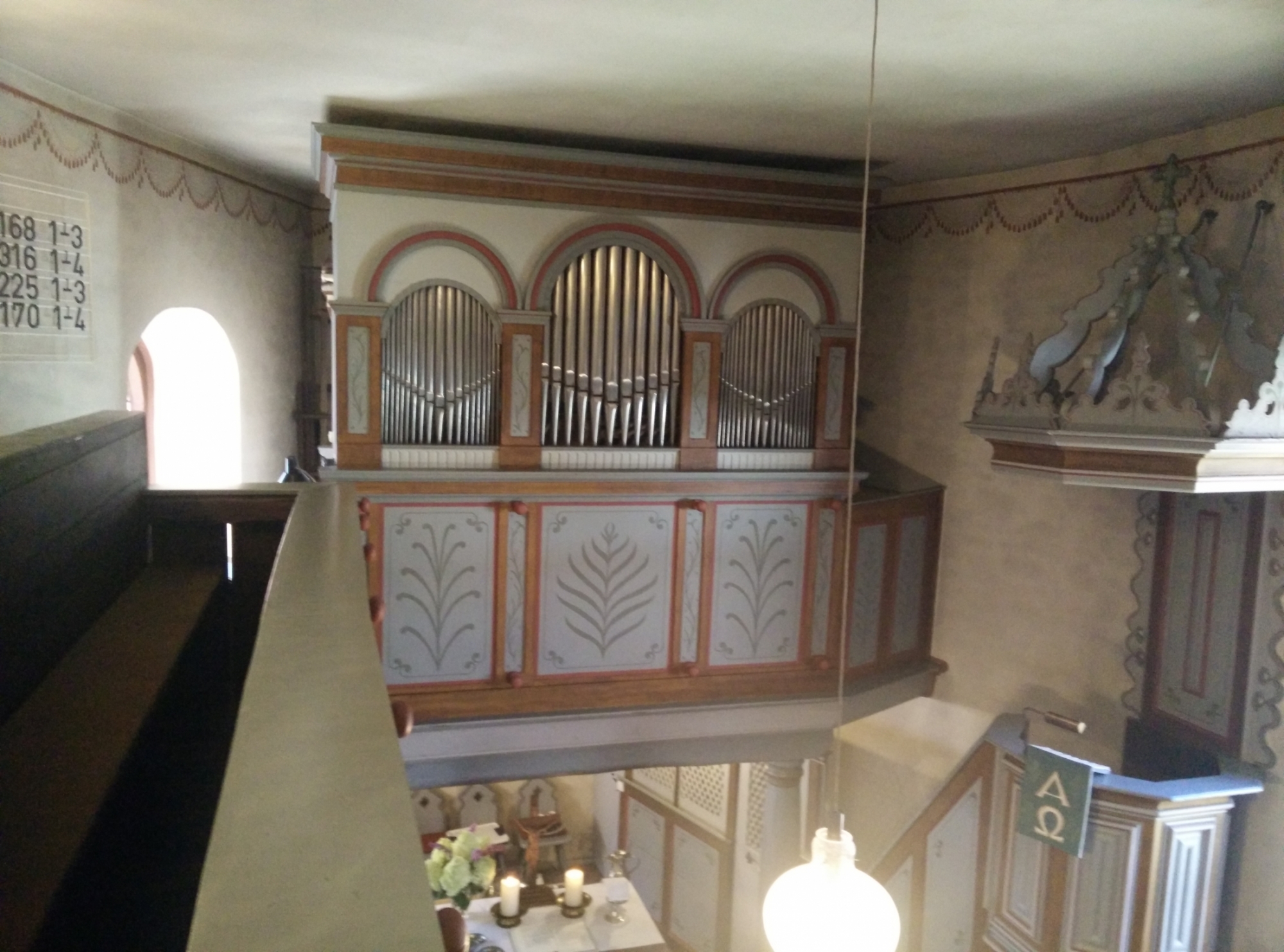 die orgel im kirchenraum