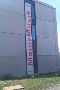 Banner am Gebäuder der Musikhochschule